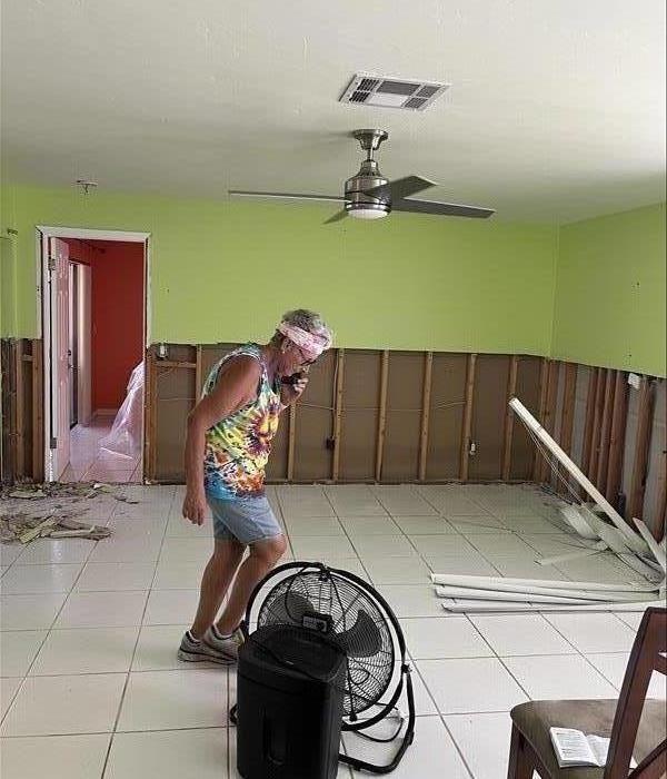 Brandon resident calls SERVPRO team in to help with water damage. 